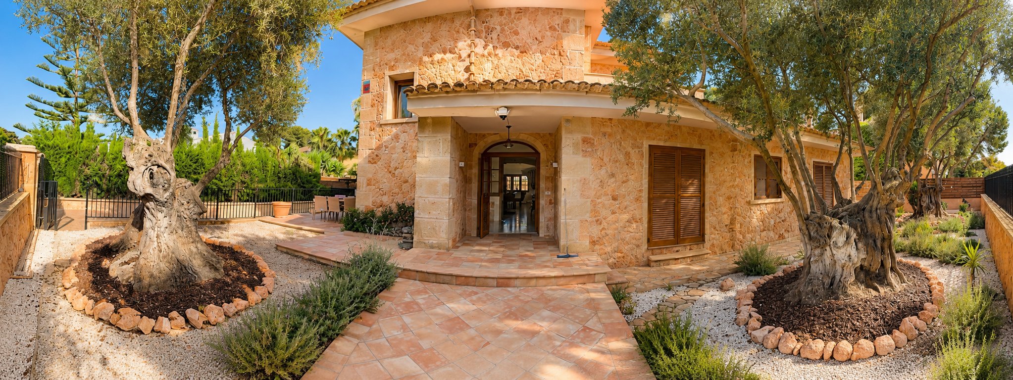 Eingang der Villa MHARES mit alten Olivenbäumen