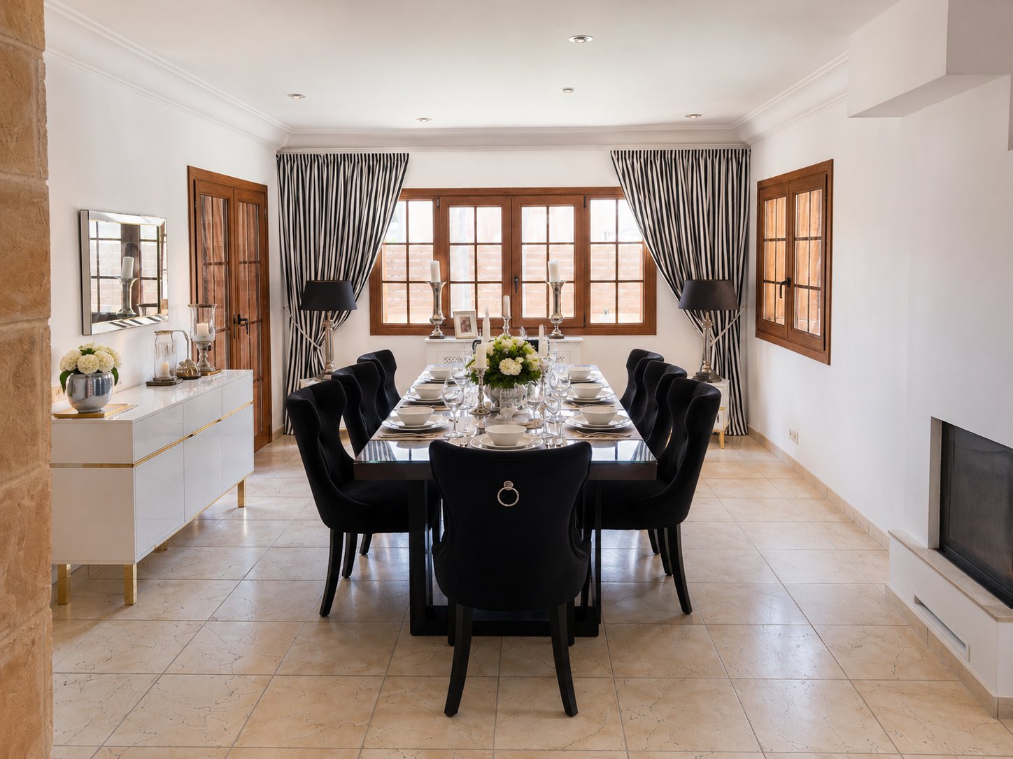 Esszimmer mit Tafel für 10 Personen