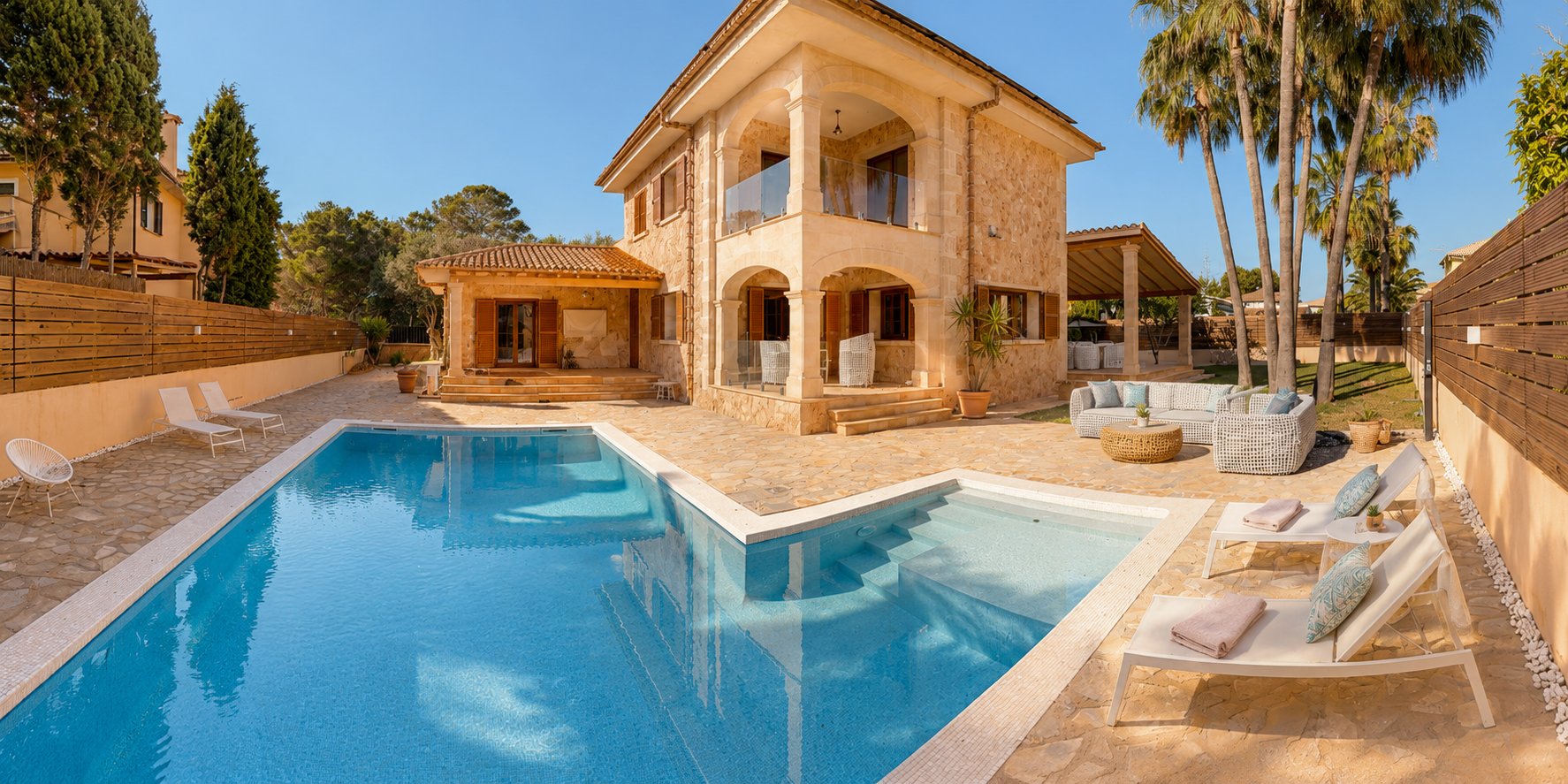 Pool der Villa MHARES bei Tag