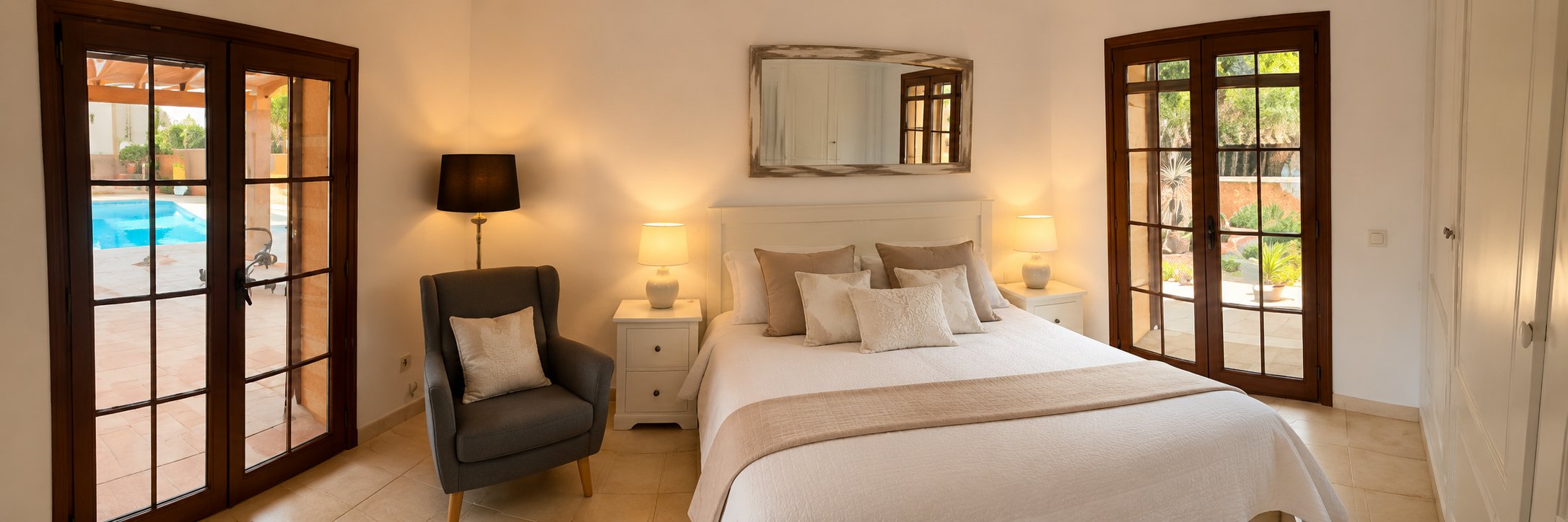 Schlafzimmer mit Poolblick