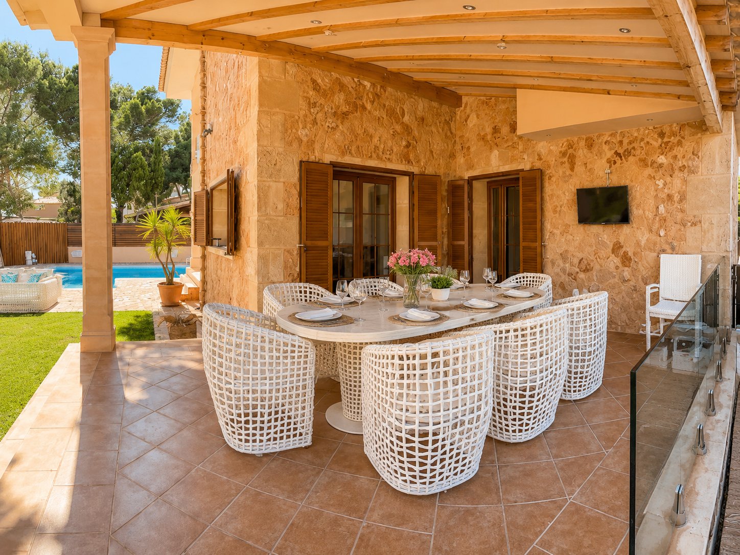 Essterrasse mit Blick zum Pool